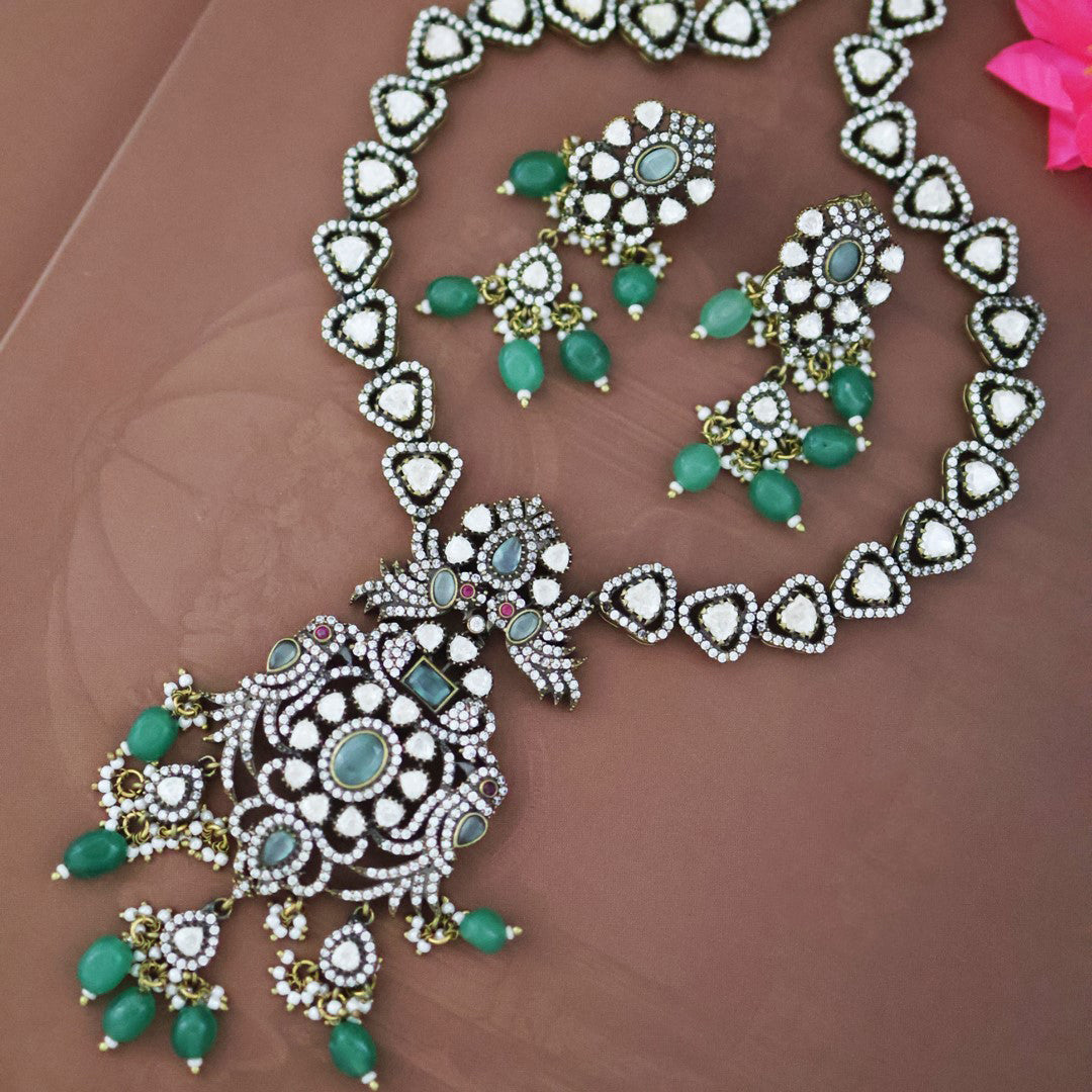 Manvi Maharani Kundan Set