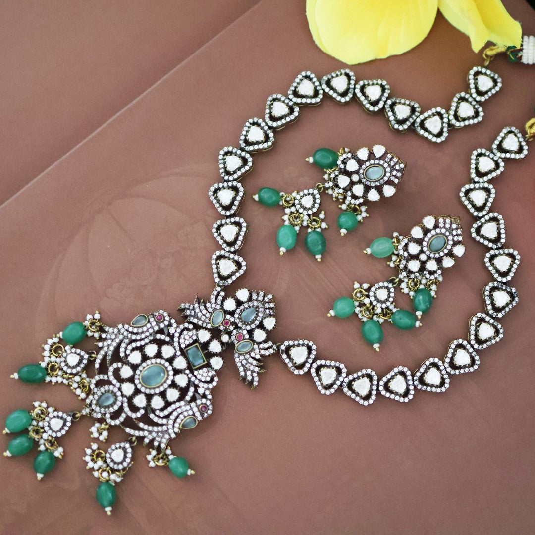 Manvi Maharani Kundan Set