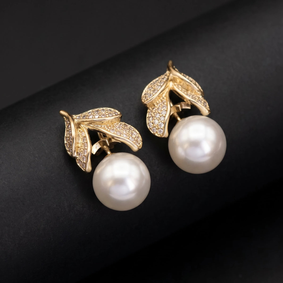 Flora Leaf Pearl Earrings